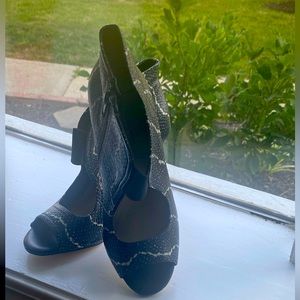 Gianni Bini peep toe bootie